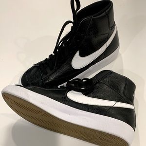 Nike Blazer Mid ‘77 black sneaker with white swoosh